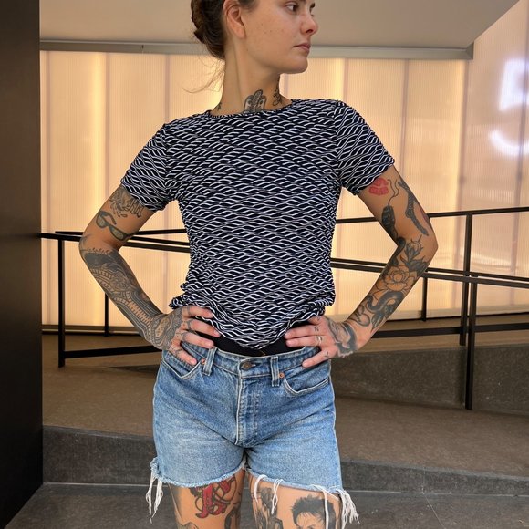 Black, white wavy pattern short sleeve women's crew neck top size S approx - Picture 8 of 12